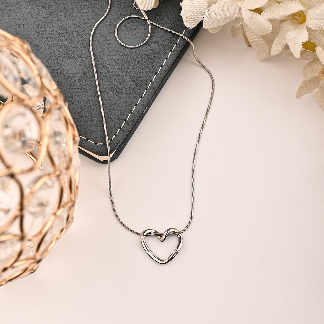 Elegant Heart Link Pendant Necklace – Premium Gold-Tone Jewelry