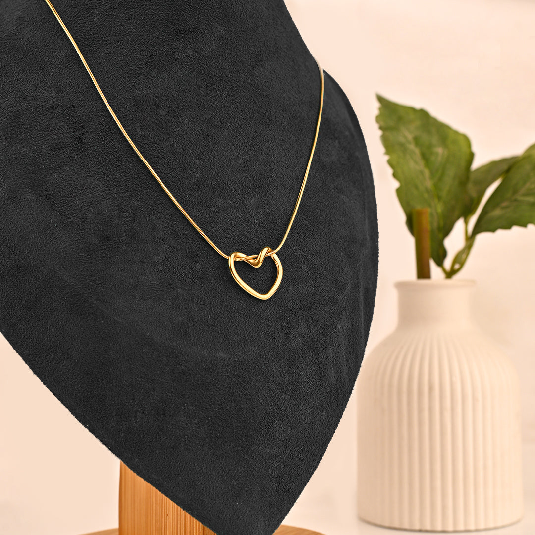 Elegant Heart Link Pendant Necklace – Premium Gold-Tone Jewelry