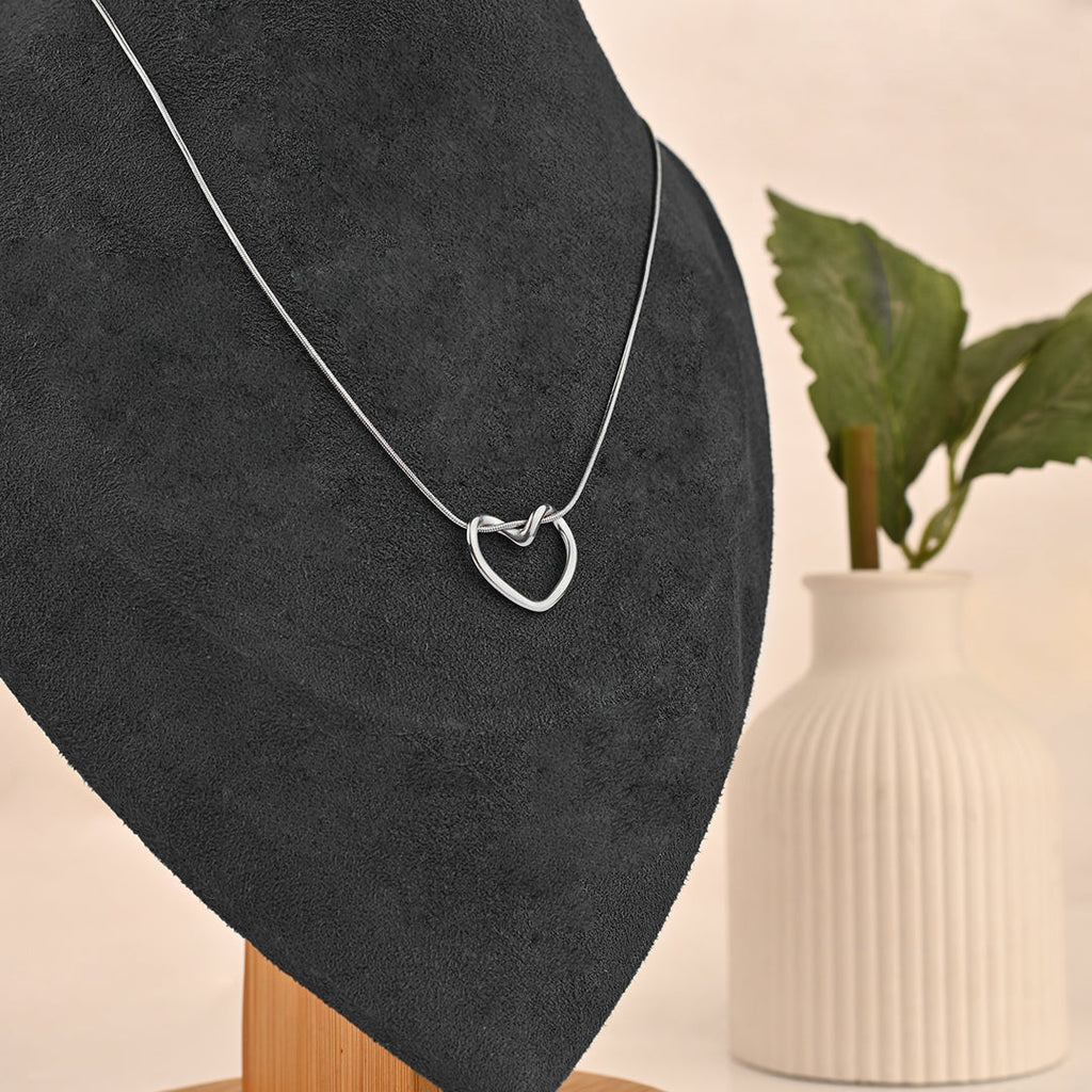 Elegant Heart Link Pendant Necklace – Premium Gold-Tone Jewelry