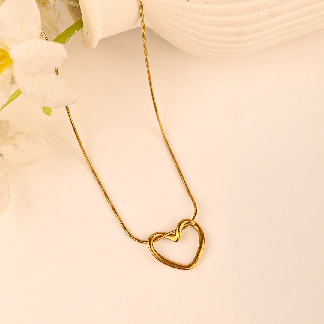 Elegant Heart Link Pendant Necklace – Premium Gold-Tone Jewelry